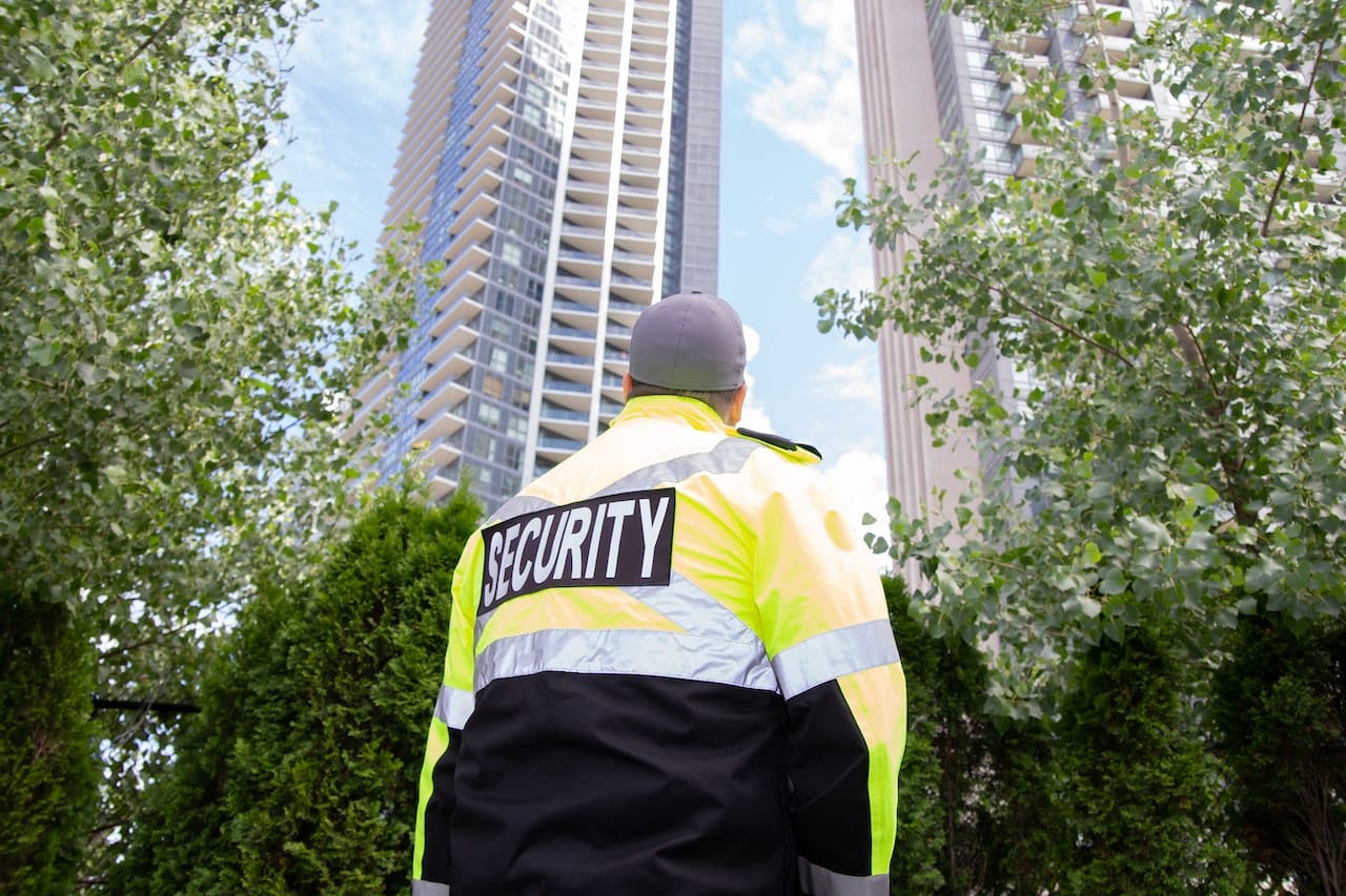 whats the difference between a bodyguard and a security guard (1)